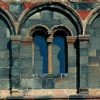 Ottana (Nuoro), Chiesa di San Nicola, esterno: particolare della bifora in facciata Ottana (Nuoro), Chiesa di San Nicola, esterno: particolare della bifora in facciata